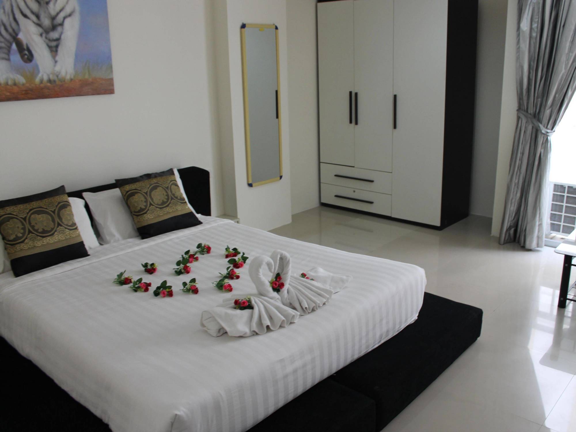 Lars-Lita Residence Patong Экстерьер фото