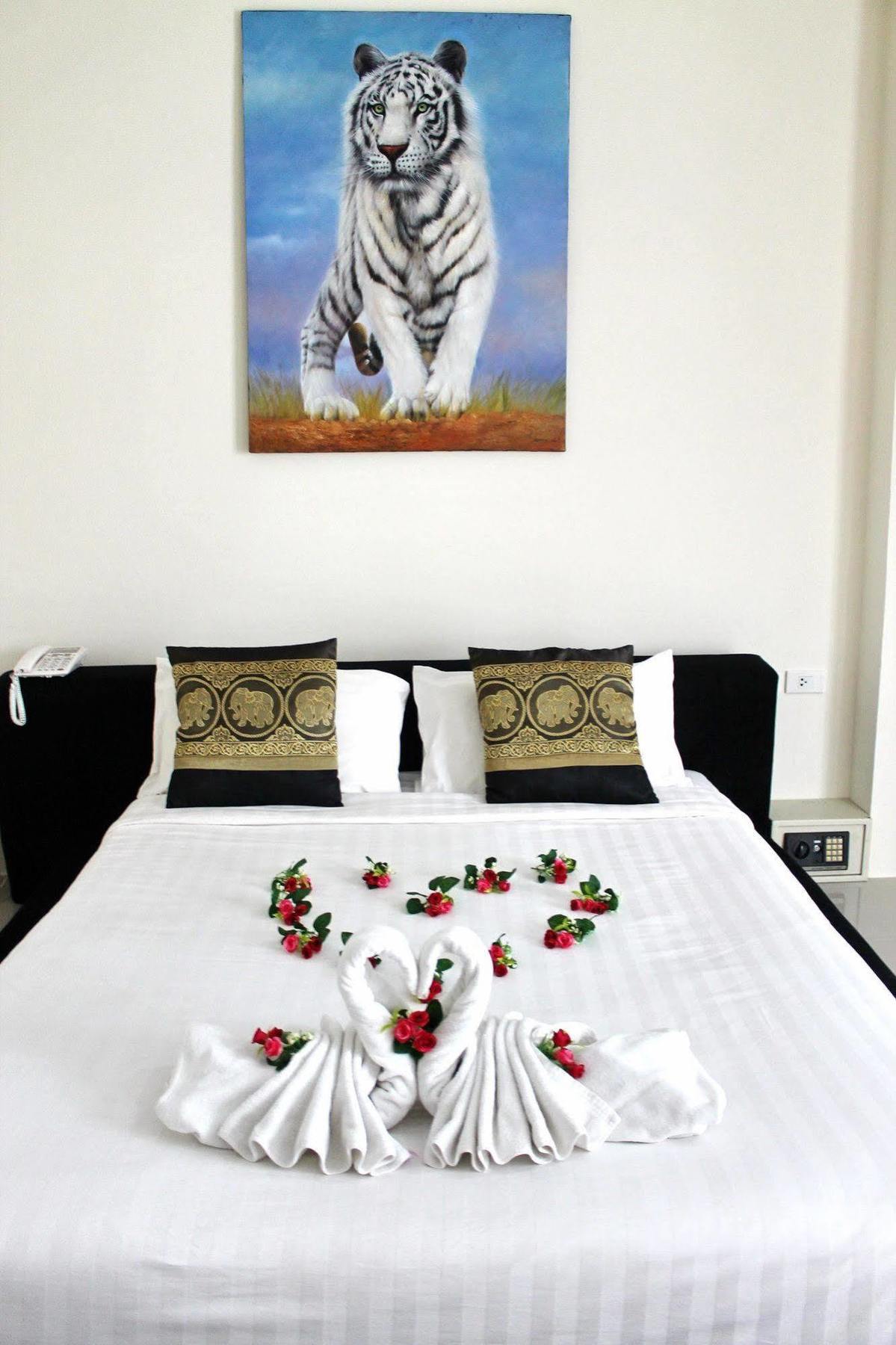 Lars-Lita Residence Patong Экстерьер фото